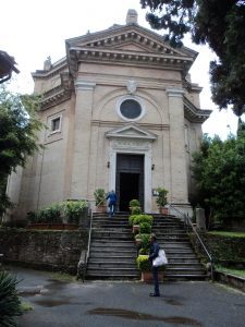 Entrada principal de la iglesia de SANTA MARIA SCALA COELI