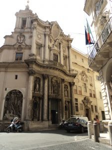 Fachada de la iglesia de San carlo alle quattro fontane, diseñada por Borromini, en Roma