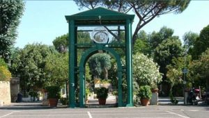 Portón de accso al Santuario de la Virgen de la relevación