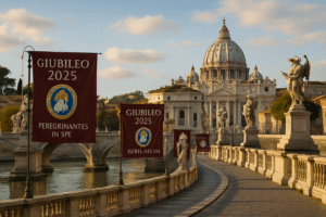 Paseo por el puente Sant’Angelo decorado con carteles del Jubileo, al fondo San Pedro