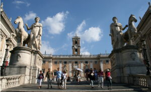Representación de los Dióscuros en la escalinata del Campidoglio en Roma