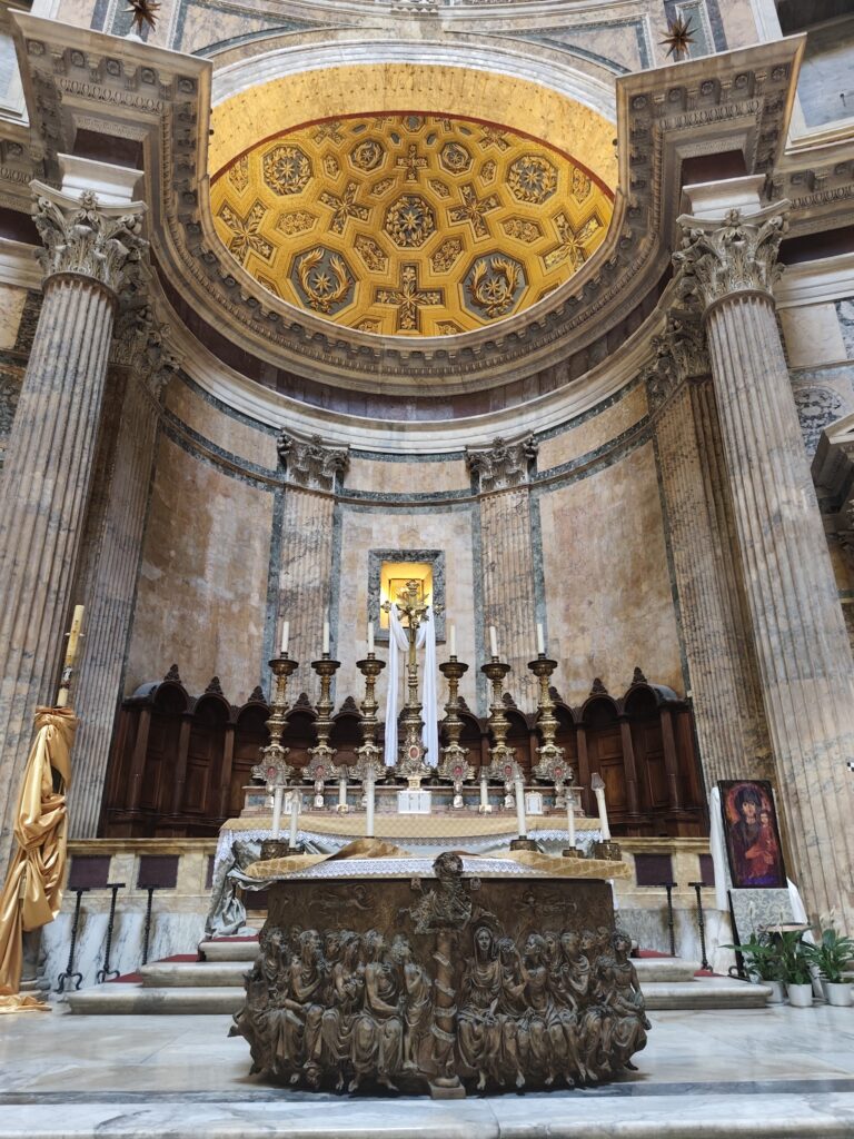Vista del altar mayor del Panteón de Roma
