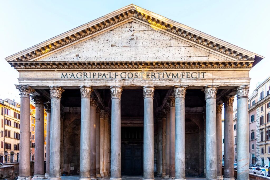 Vista del frontal del Panteón de Roma y su entrada, con inscripción en dintel