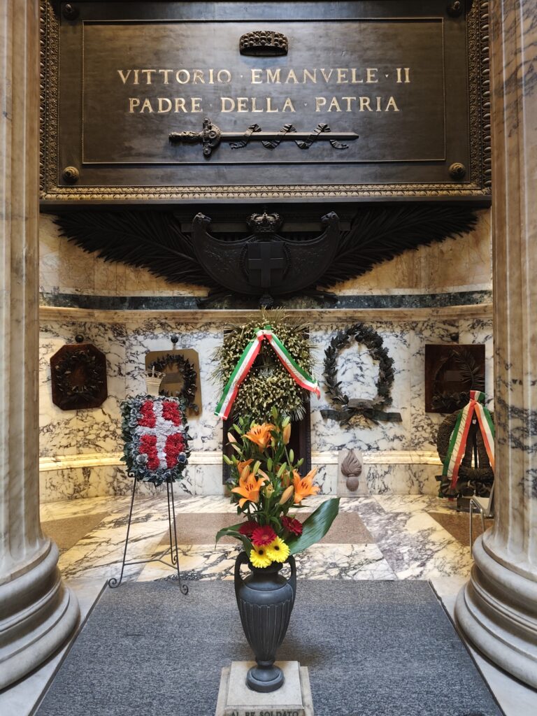 Tumba del emperador Vittorio Emanuele de Roma en el interior del Panteón