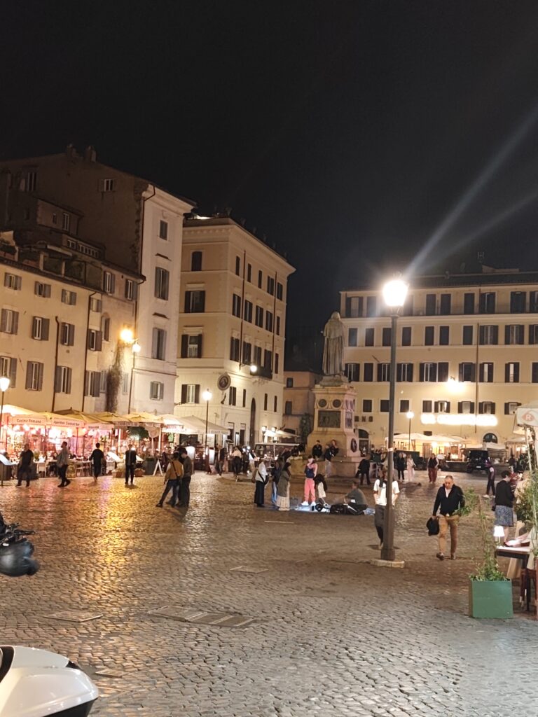 Campo de'Fiori en Roma por la noche
