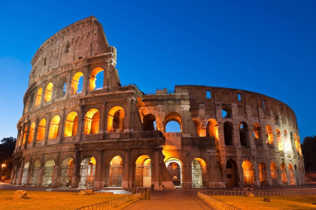 Vista exterior del Coliseo de Roma al anochecer antes de un tour guiado