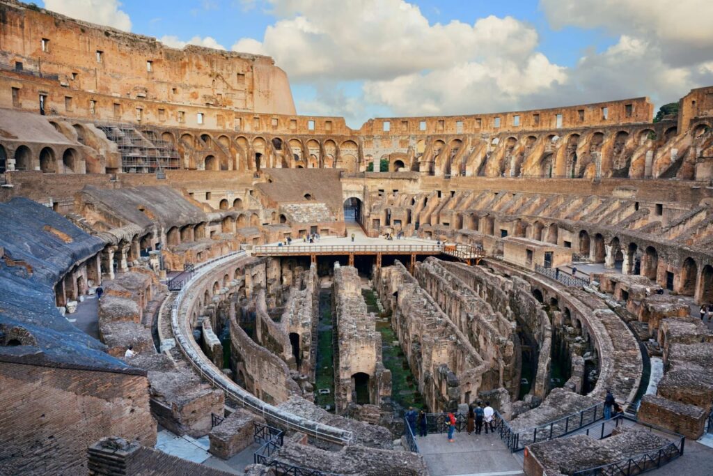 Vista interior de la arena del Coliseo de Roma en un tour guiado