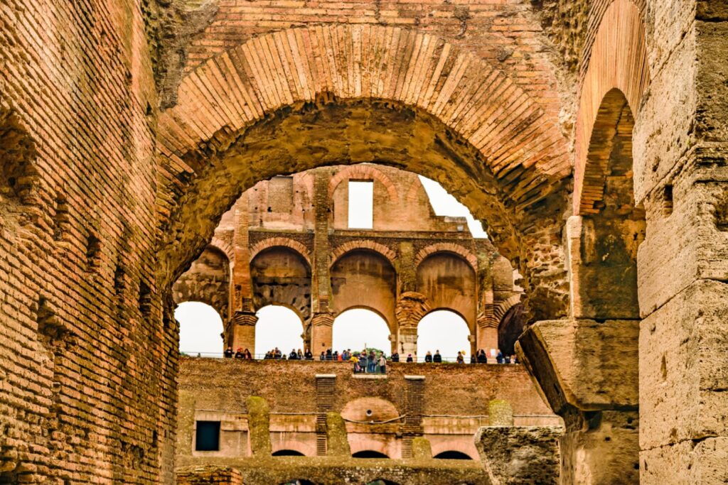 Vista interior del Coliseo de Roma de las gradas 