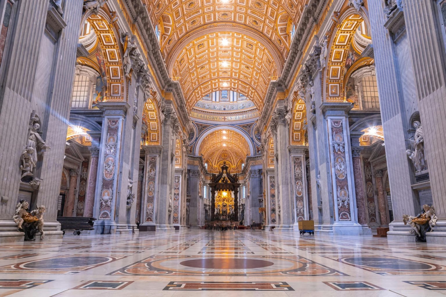 Interior de la Basílica de San Pedro, en el Vaticano, Roma