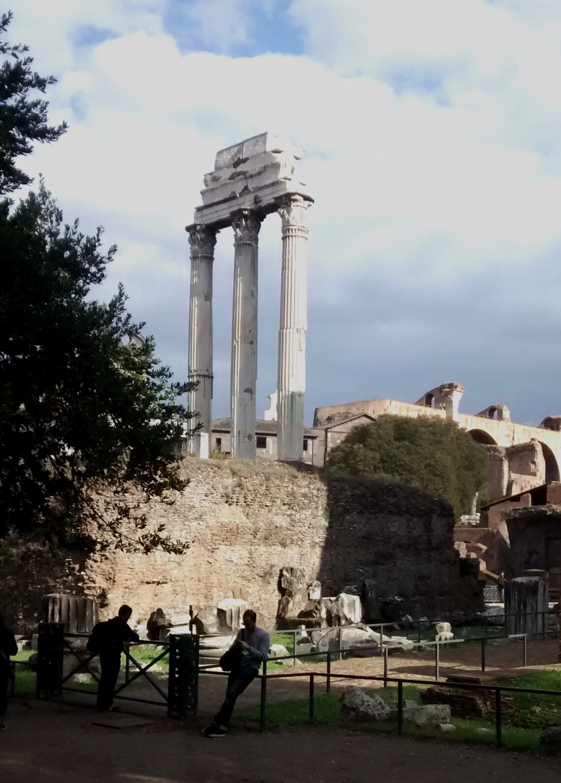 Ruinas en el Foro Romano del antiguo templo de Cástor y Pólux