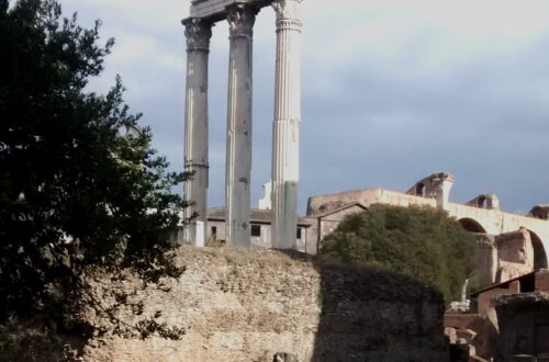 Ruinas en el Foro Romano del antiguo templo de Cástor y Pólux