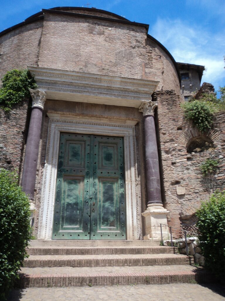 Puerta de bronce que daba acceso al antiguo templo de Cástor y Polux en Roma